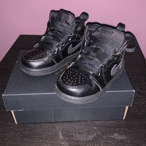 Like New Black Jordan 1 in excellent condition - Picture 4 of 5